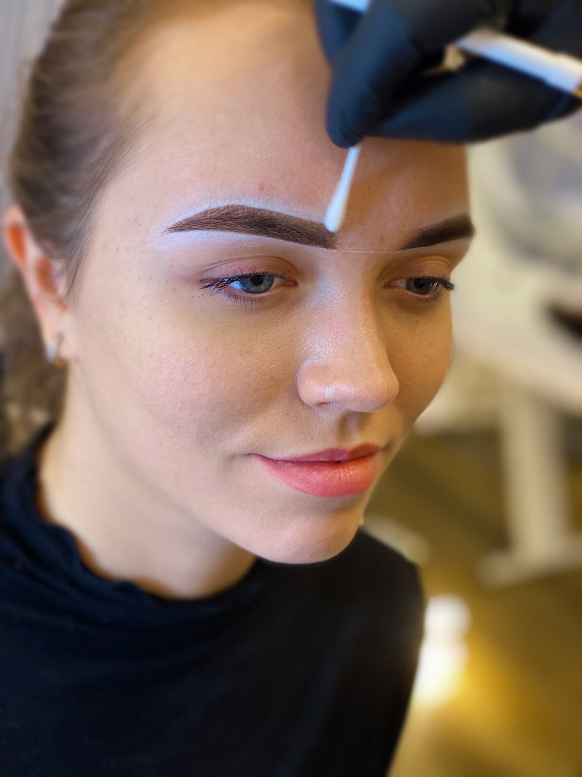Der Brauenrand wird mit einem Ash Blond-Stift betont