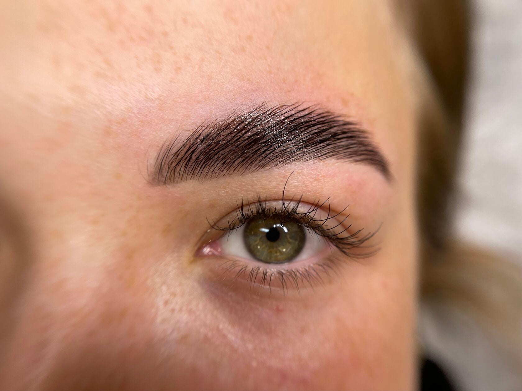 Sourcils cicatrisés après crème fixatrice