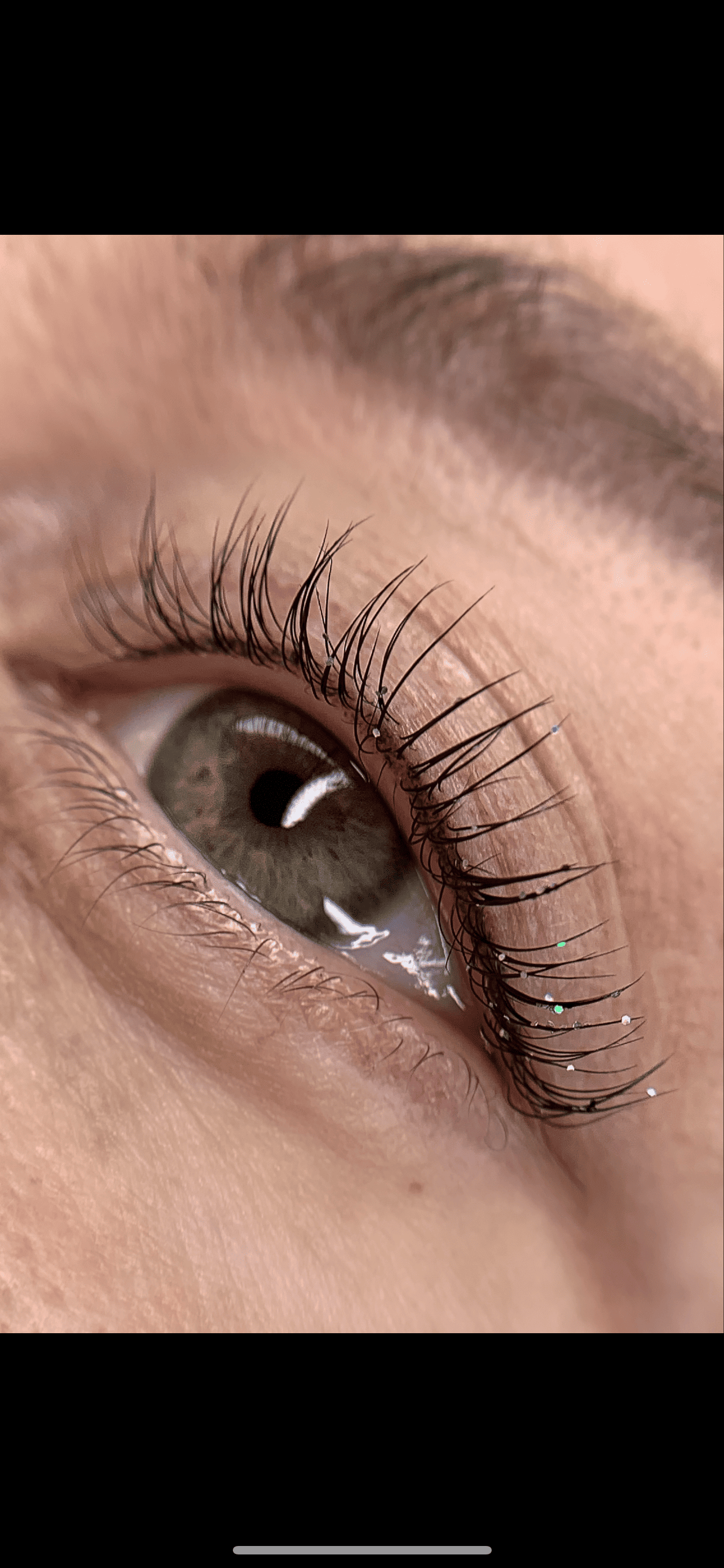 Sourcils cicatrisés après crème fixatrice